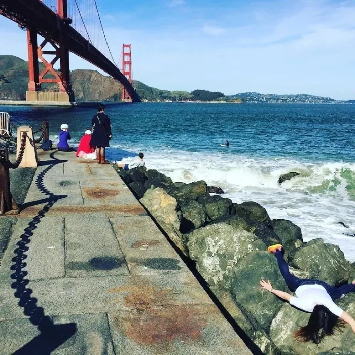 Американская туристка делает не selfie на фоне достопримечательностей, а кое-что странное - фото 429919