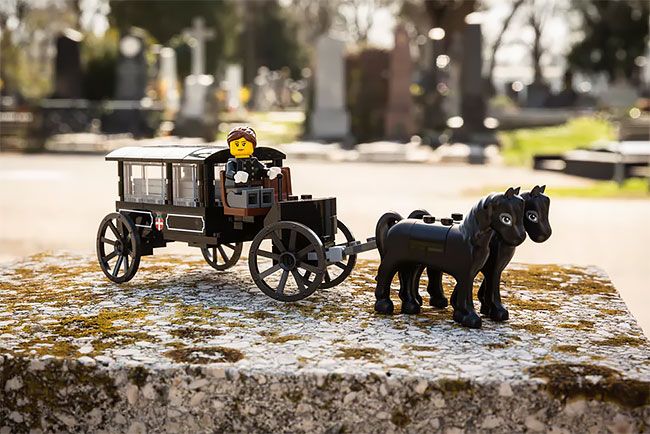 LEGO выпустили конструктор-кладбище, и это очень странная игрушка для детей - фото 430031