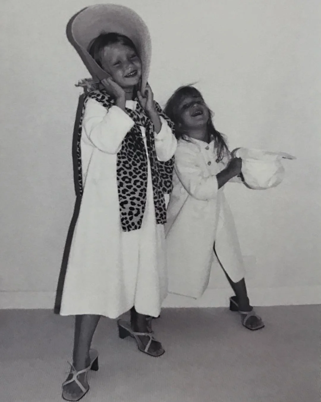 Белла Хадид очаровала детскими фото со старшей сестрой Джиджи - фото 430268