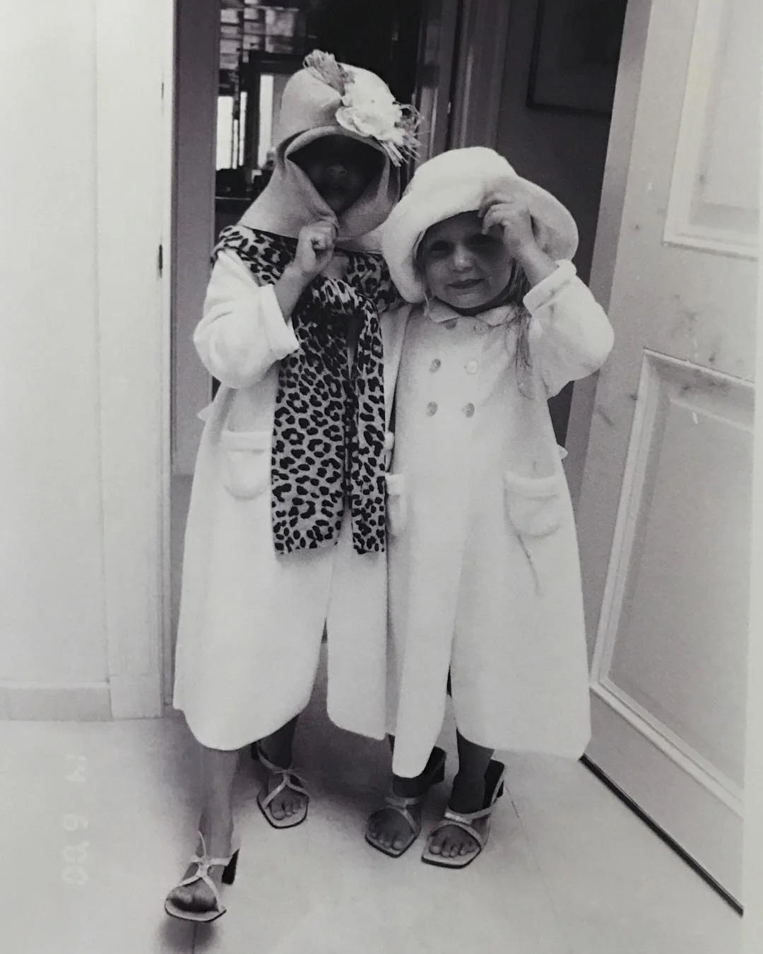 Белла Хадид очаровала детскими фото со старшей сестрой Джиджи - фото 430271