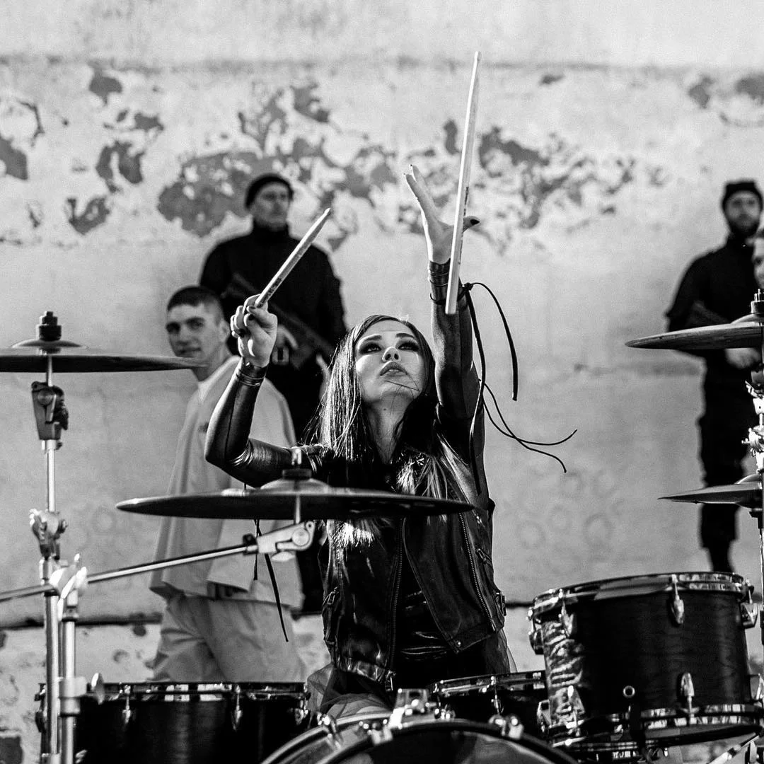 Загадочная барабанщица группы O.Torvald настоящая рок-королева, и вот ее драйвовые фото - фото 430576
