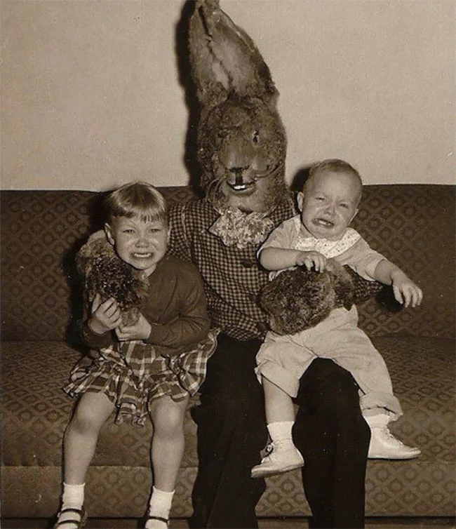 Провальні архівні фото з великоднім кроликом, від яких буде в шоці кожна сучасна дитина - фото 430924