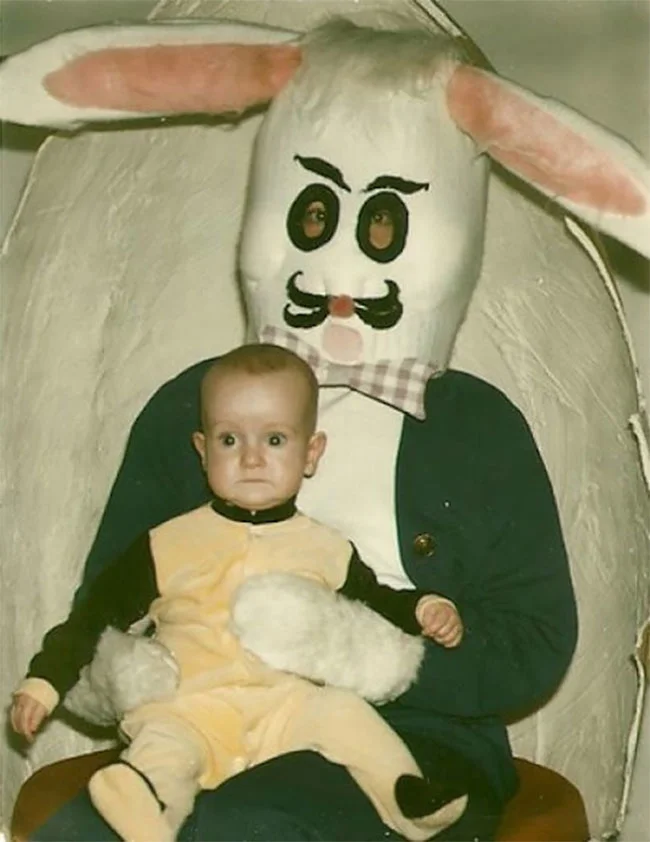 Провальні архівні фото з великоднім кроликом, від яких буде в шоці кожна сучасна дитина - фото 430927