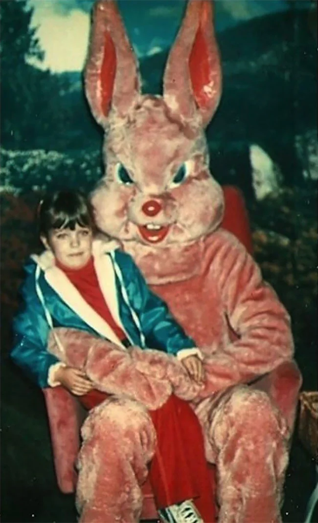 Провальні архівні фото з великоднім кроликом, від яких буде в шоці кожна сучасна дитина - фото 430928