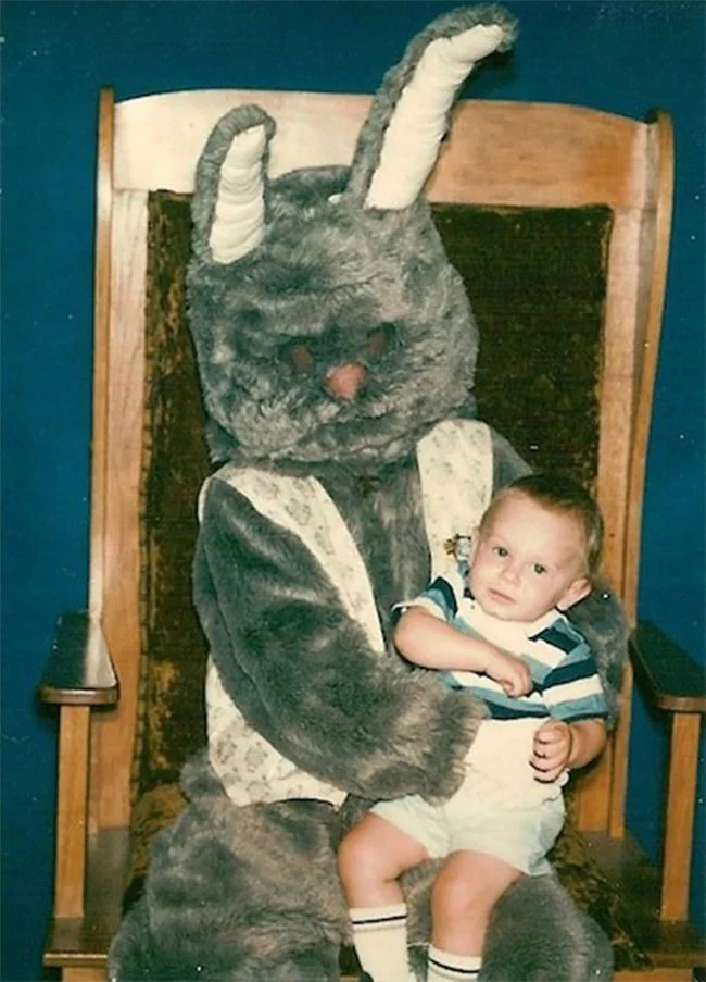 Провальні архівні фото з великоднім кроликом, від яких буде в шоці кожна сучасна дитина - фото 430930