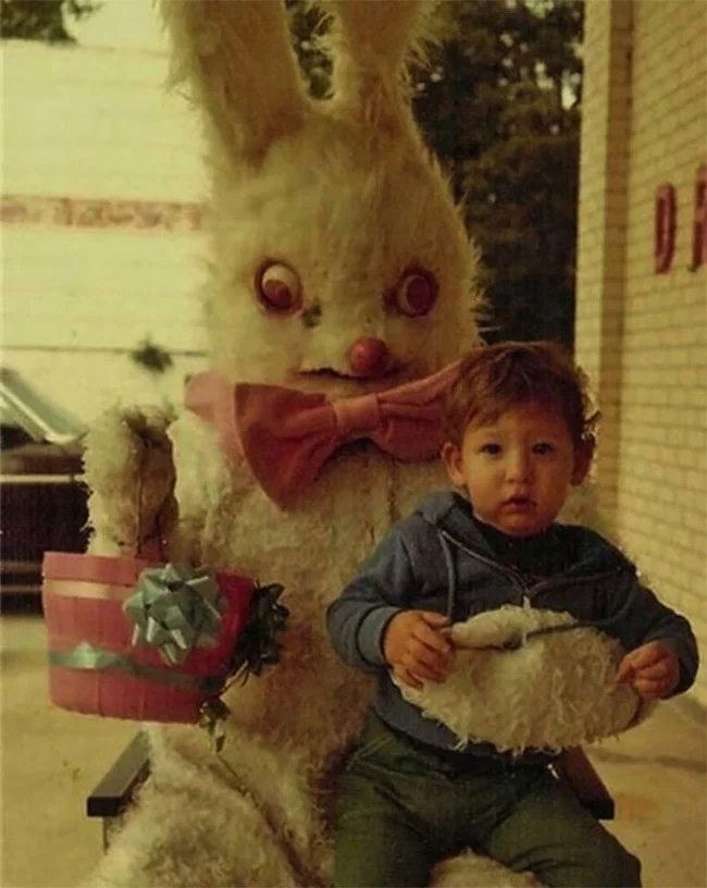 Провальні архівні фото з великоднім кроликом, від яких буде в шоці кожна сучасна дитина - фото 430931