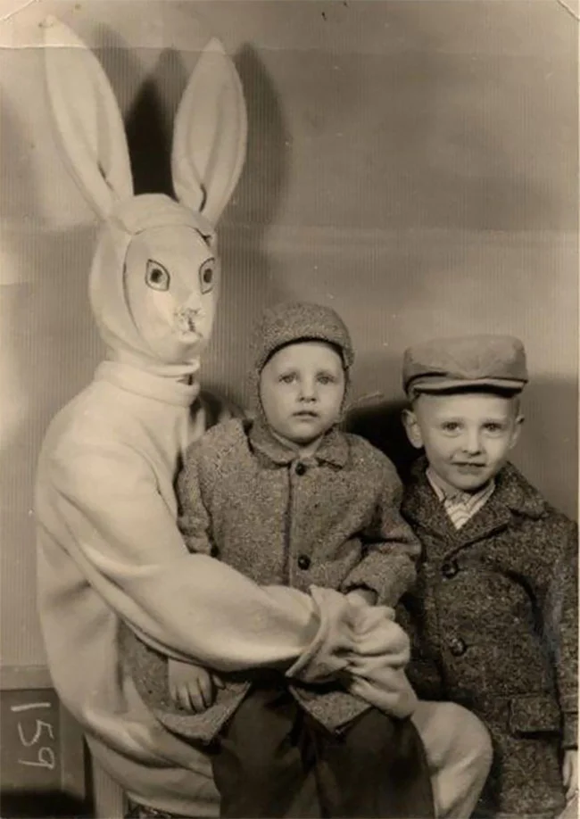 Провальні архівні фото з великоднім кроликом, від яких буде в шоці кожна сучасна дитина - фото 430933