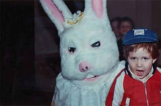 Провальні архівні фото з великоднім кроликом, від яких буде в шоці кожна сучасна дитина - фото 430935