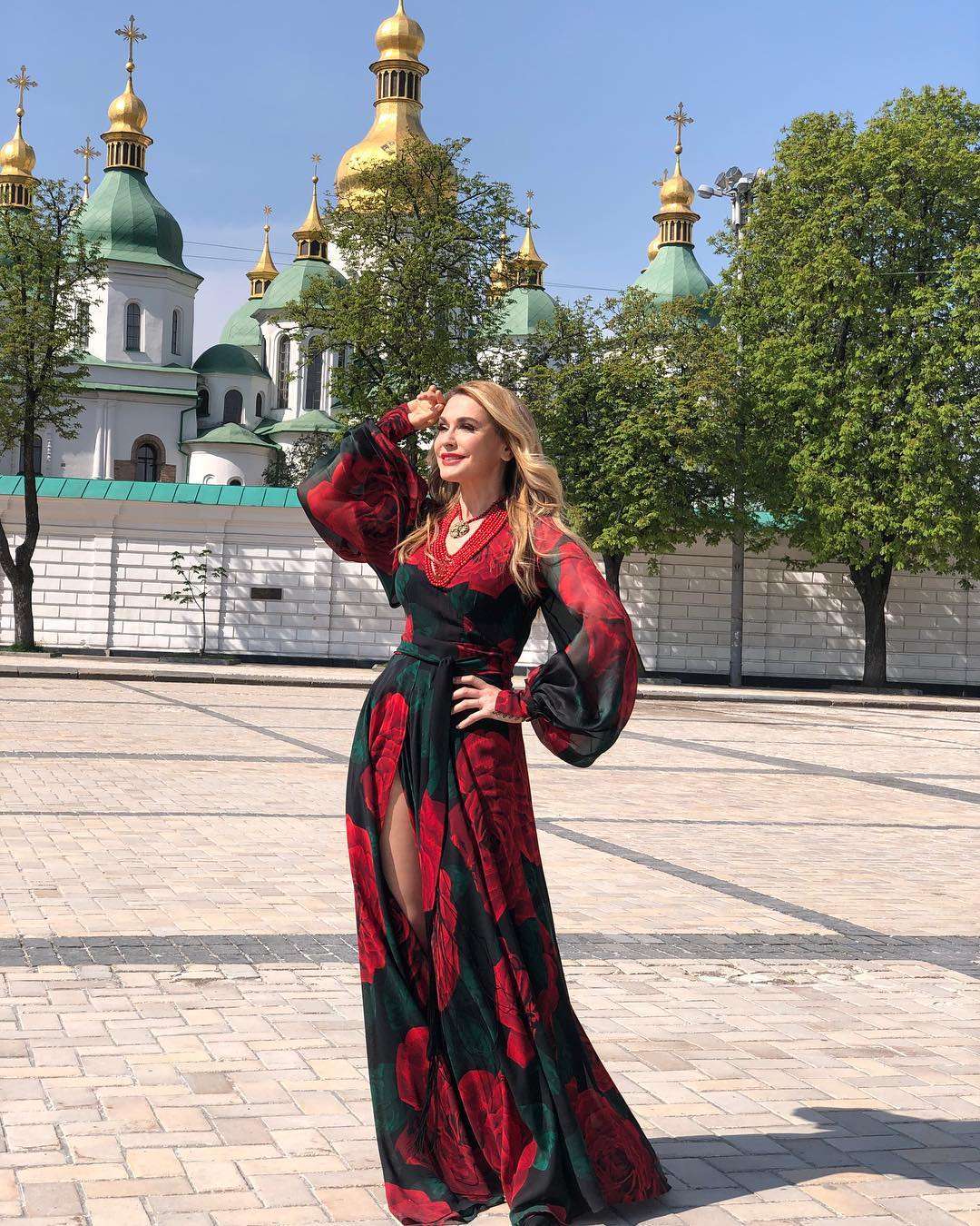 52-річна Ольга Сумська засвітила стрункі ніжки в розкішній сукні - фото 431026