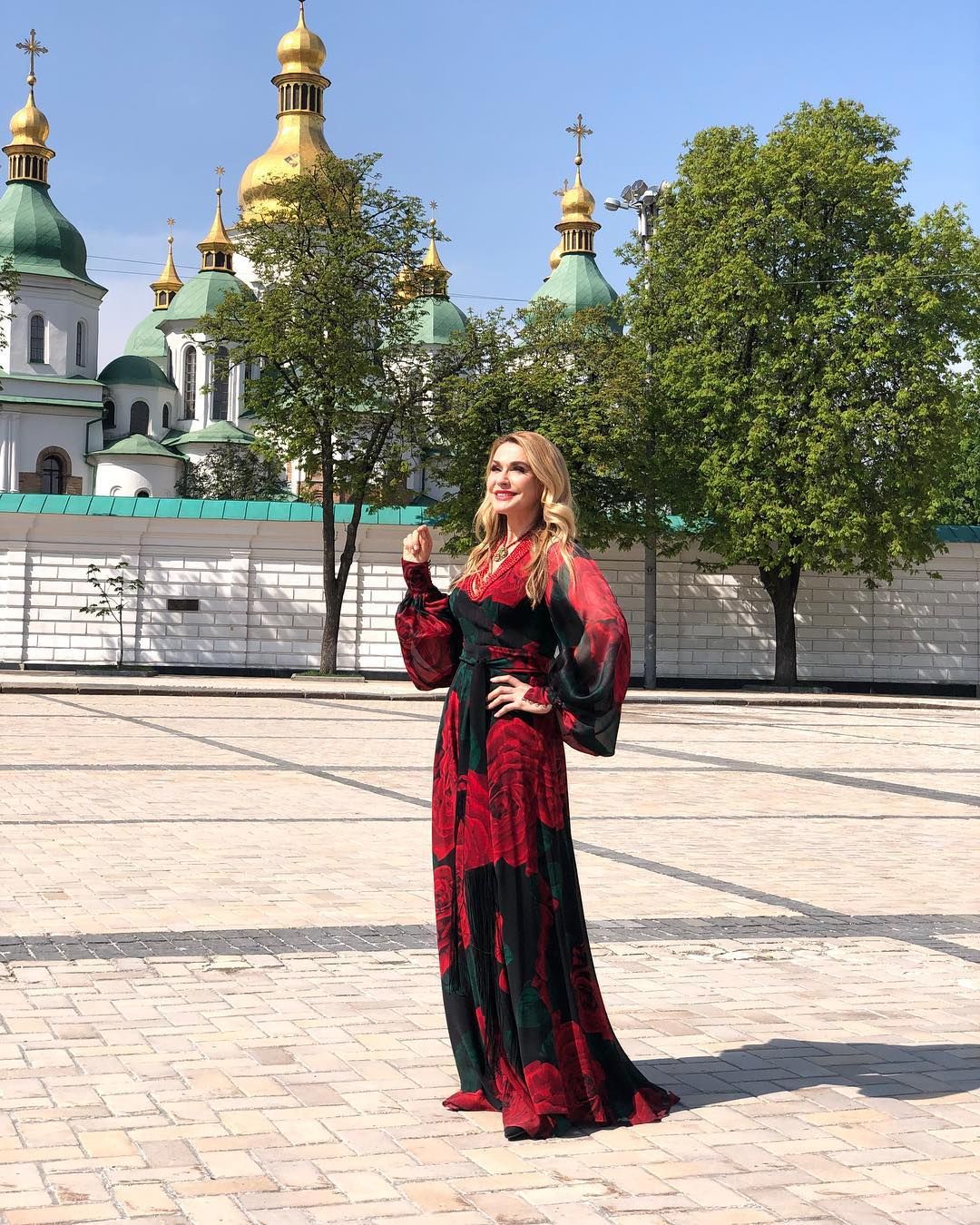 52-летняя Ольга Сумская засветила стройные ножки в роскошном платье - фото 431027