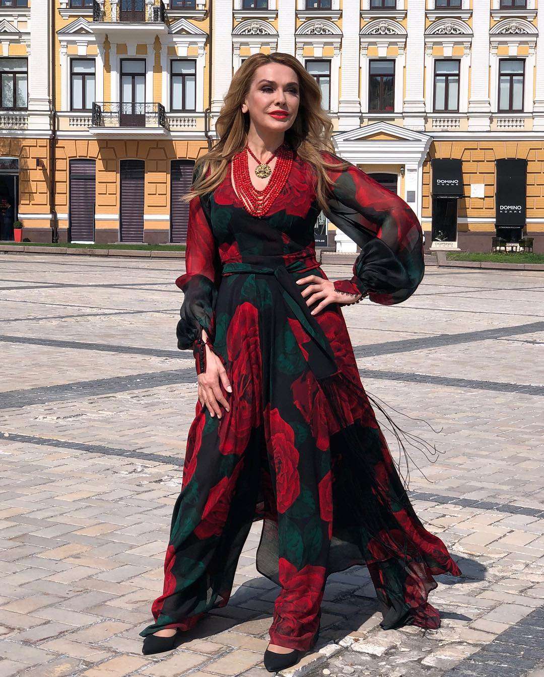 52-летняя Ольга Сумская засветила стройные ножки в роскошном платье - фото 431028