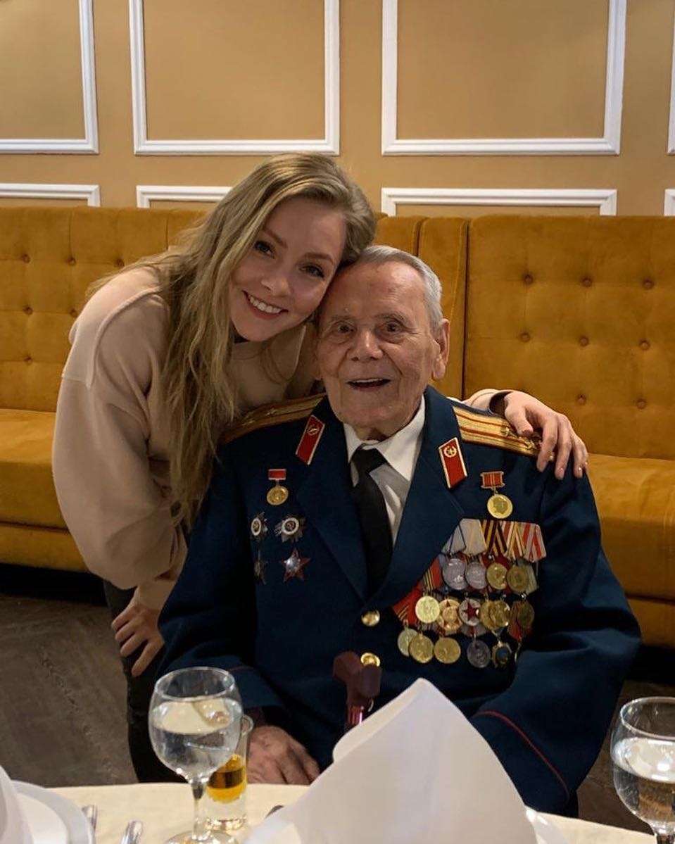 Алена Шоптенко засветила лицо своего 100-летнего дедушки и поздравила его с юбилеем - фото 431079
