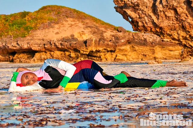 Впервые страницы Sports Illustrated Swimsuit украсила модель в хиджабе, и она - волшебная - фото 431171