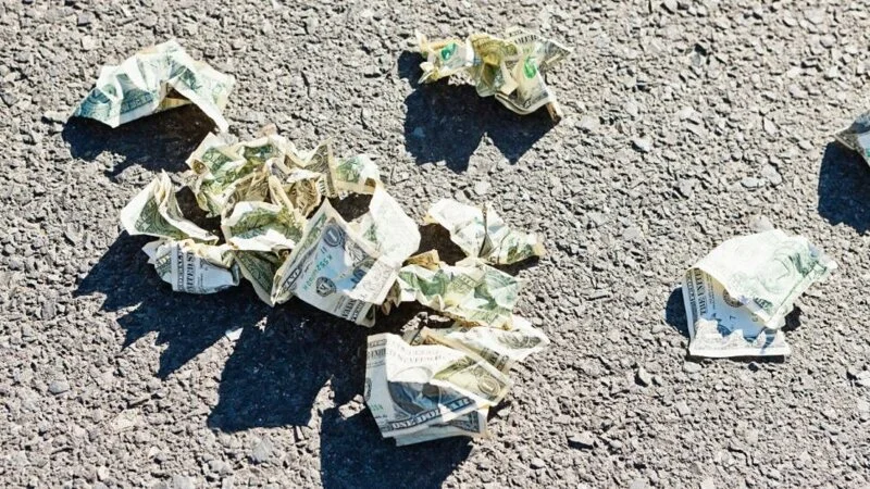 В Мичигане на дорогу высыпались $ 30 000 и счастливые люди разгребли все по карманам - фото 431216