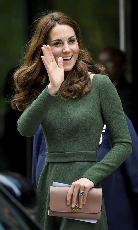 Выход будущей королевы: Кейт Миддлтон снова всех поразила своим изысканным стилем - фото 431331