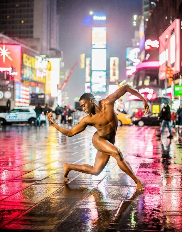 Обнаженные танцоры устроили эстетическую провокацию прямо посреди города, и это впечатляет - фото 431530