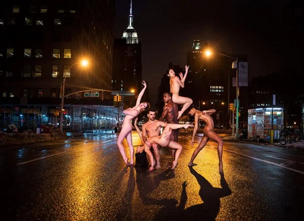 Обнаженные танцоры устроили эстетическую провокацию прямо посреди города, и это впечатляет - фото 431532