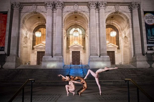 Обнаженные танцоры устроили эстетическую провокацию прямо посреди города, и это впечатляет - фото 431540