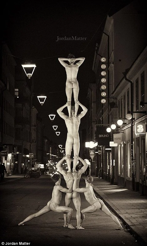 Обнаженные танцоры устроили эстетическую провокацию прямо посреди города, и это впечатляет - фото 431541