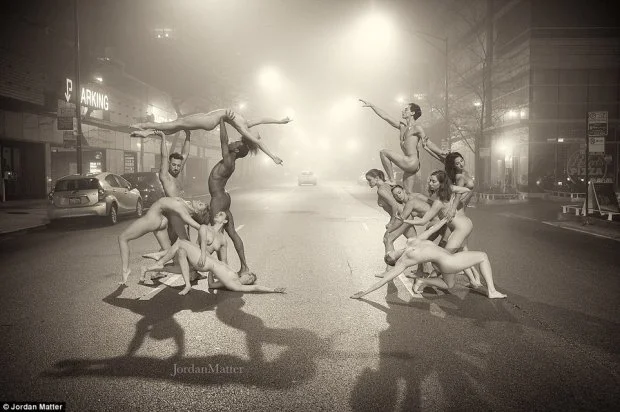 Обнаженные танцоры устроили эстетическую провокацию прямо посреди города, и это впечатляет - фото 431544