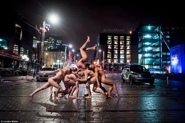 Обнаженные танцоры устроили эстетическую провокацию прямо посреди города, и это впечатляет - фото 431546