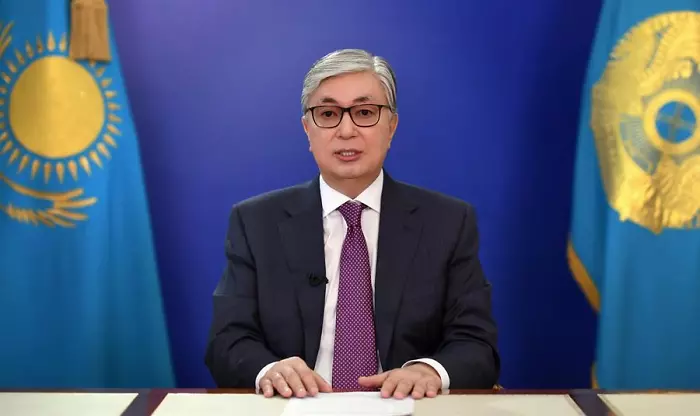 Президента Казахстану омолодили фотошопом і з цих фото сміється увесь світ - фото 431649