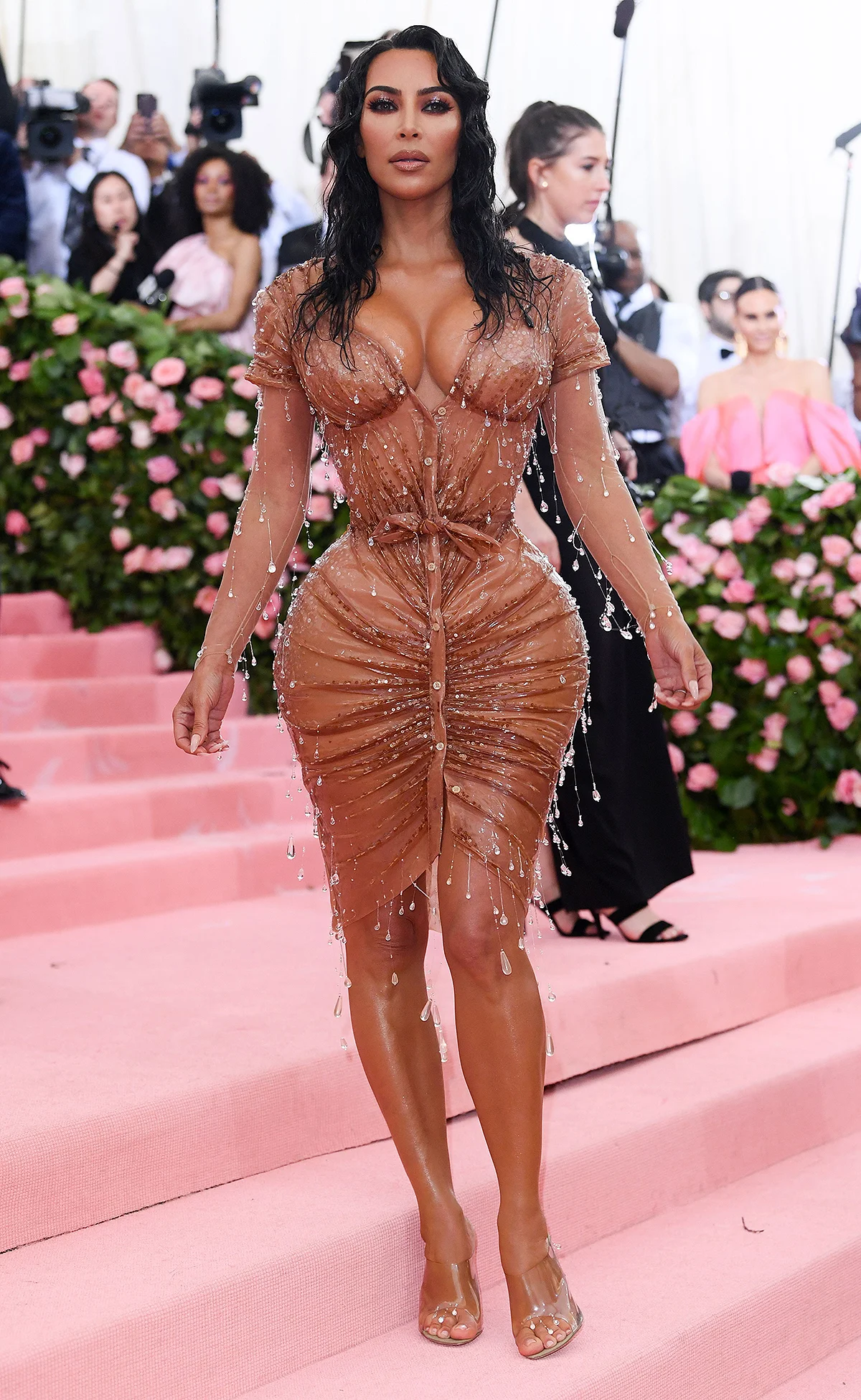 Ким Кардашьян показала, как натягивала на себя 'мокрое платье' для Met Gala-2019 - фото 432410