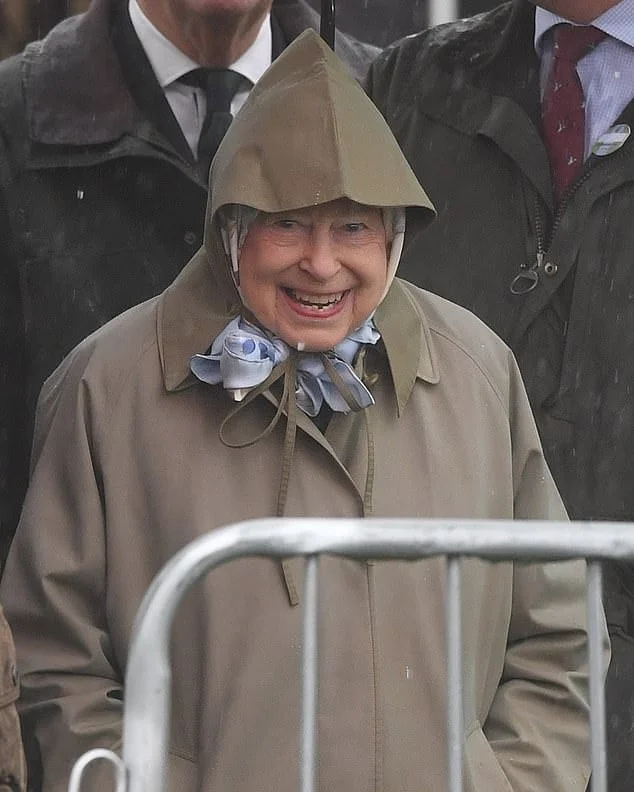 Королева Єлизавета ІІ вболівала на скачках і її вирази обличчя заслуговують 'Оскара' - фото 432542