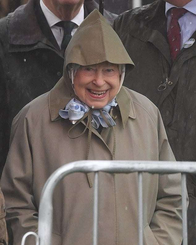 Королева Елизавета II болела на скачках и ее выражения лица заслуживают 'Оскара' - фото 432542