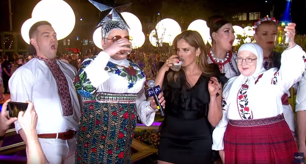 Євробачення 2019: Сердючка хильнула шампанського під час прямого ефіру відкриття конкурсу - 432707 Євробачення 2019: Сердючка хильнула шампанського під час прямого ефіру відкриття конкурсу - фото 432707