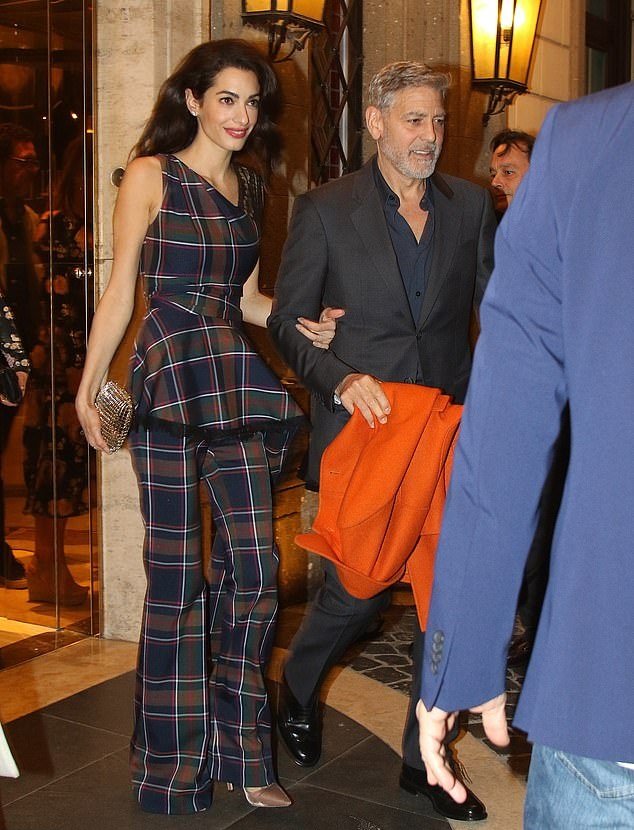Амаль Клуни очаровала своим модным образом на свидании с любимым Джорджем - фото 432741
