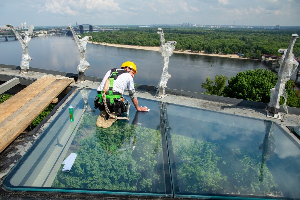 У Києві на оглядовому майданчику з'явилася підлога зі скла - 432946 У Києві на оглядовому майданчику з'явилася підлога зі скла - фото 432946