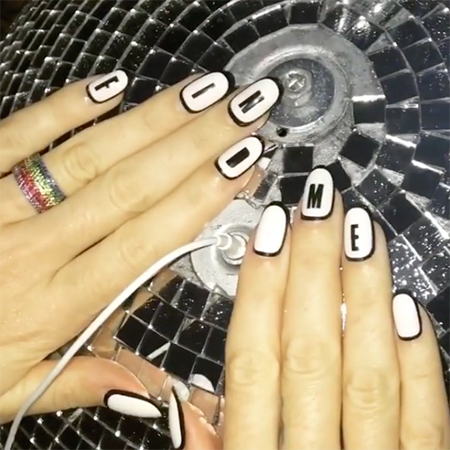 Эффектный маникюр звезд, который доказывает, что nail-дизайн – тоже искусство - 433410 Эффектный маникюр звезд, который доказывает, что nail-дизайн – тоже искусство - фото 433410
