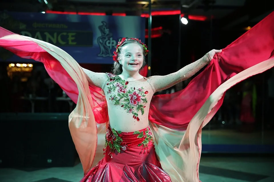 Українка з незвичайною зовнішністю перемогла у міжнародному дитячому конкурсі краси - фото 433608