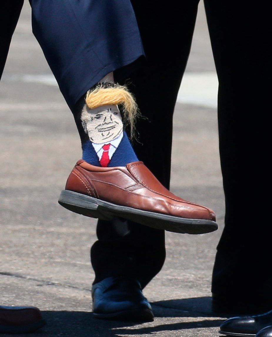 Чиновник встретил Трампа в милых носочках с его портретом: реакция президента бесценна - 433746 Чиновник встретил Трампа в милых носочках с его портретом: реакция президента бесценна - фото 433746