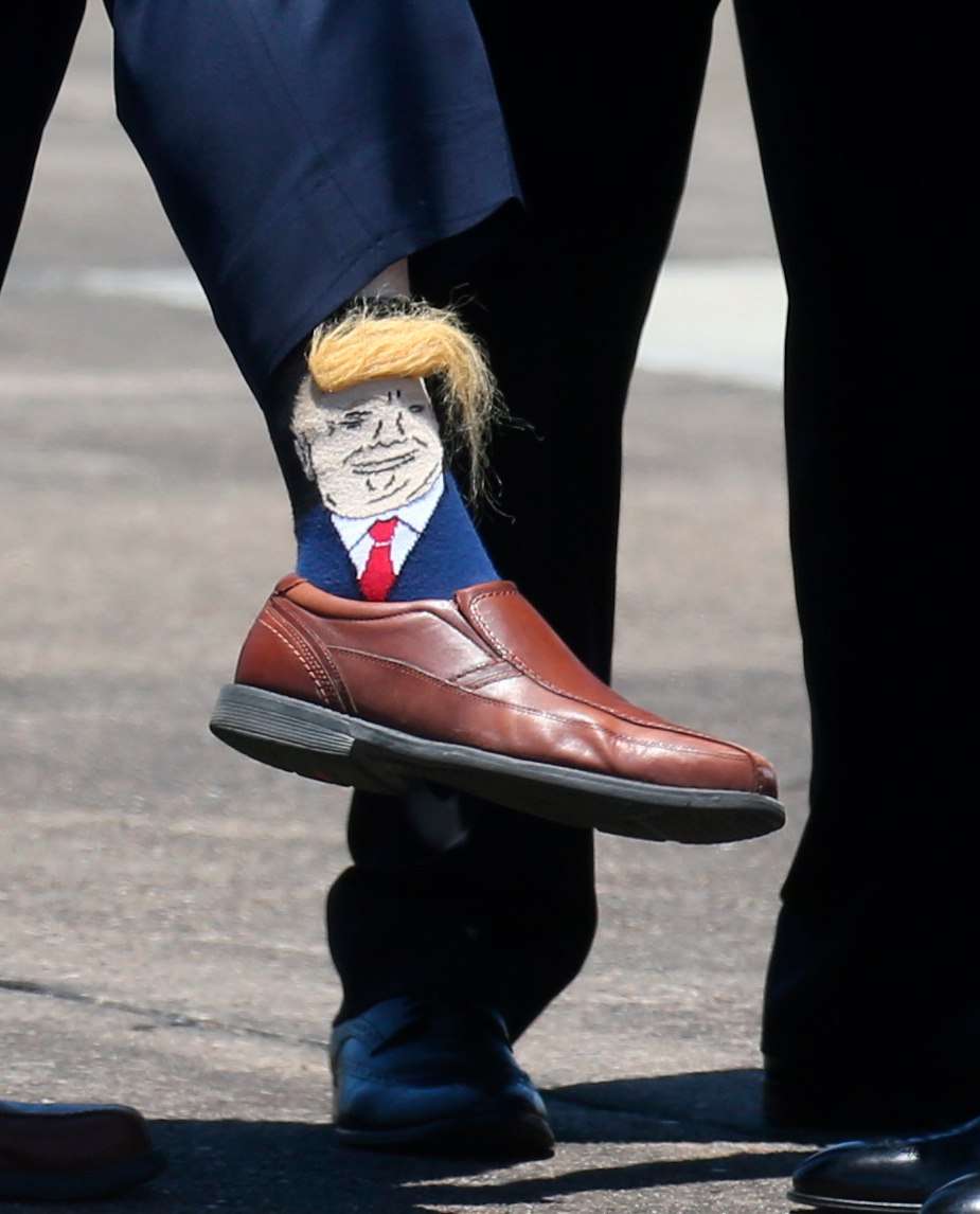 Чиновник встретил Трампа в милых носочках с его портретом: реакция президента бесценна - фото 433746