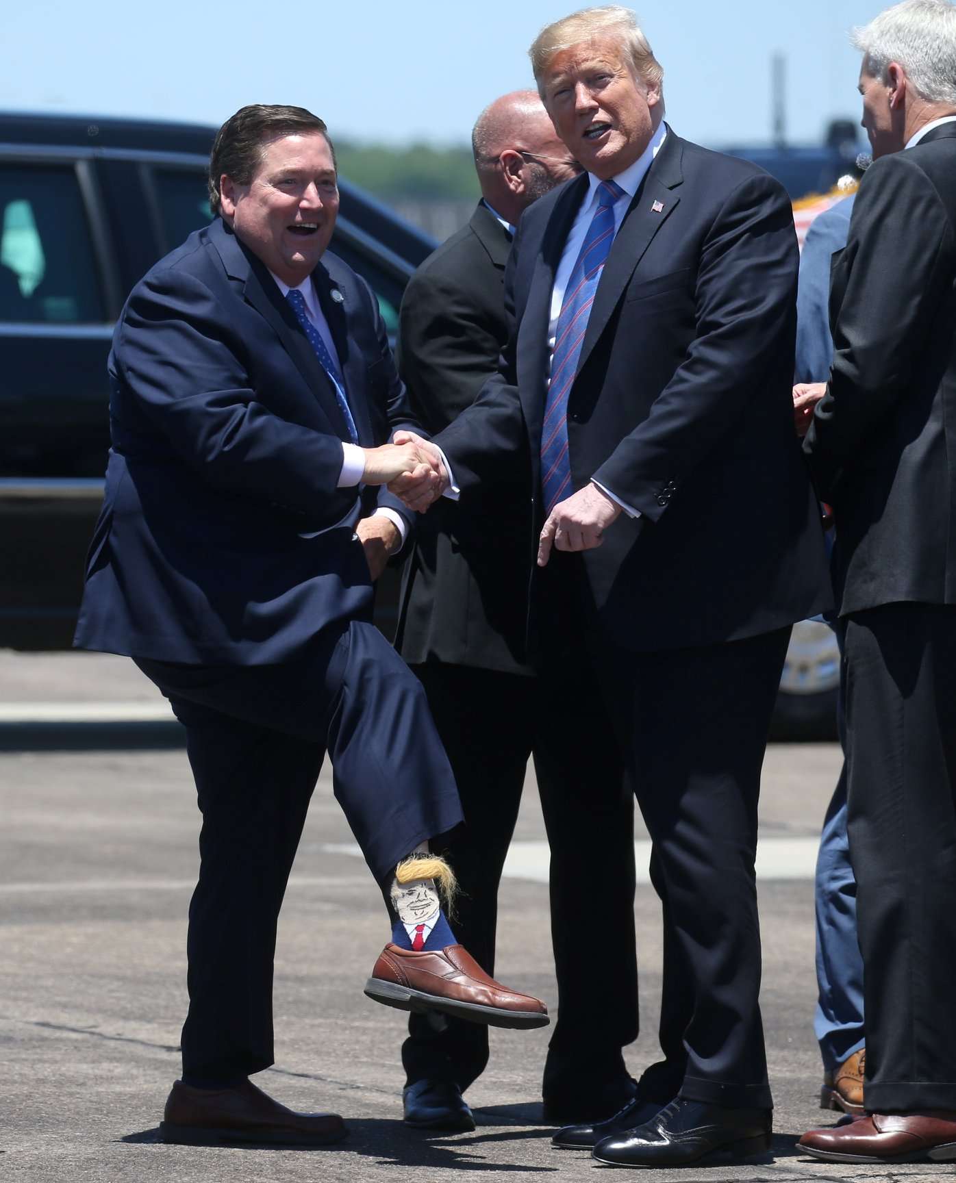 Чиновник встретил Трампа в милых носочках с его портретом: реакция президента бесценна - фото 433747