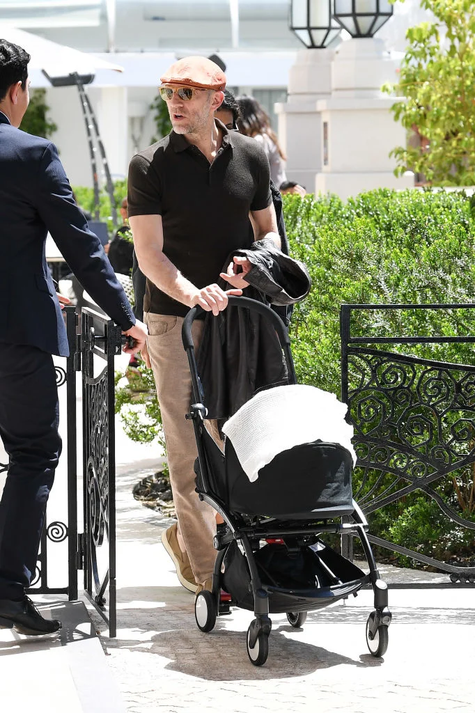 Венсан Кассель з Тіною Кунакі на прогулянці з новонародженою донею - фото 433762