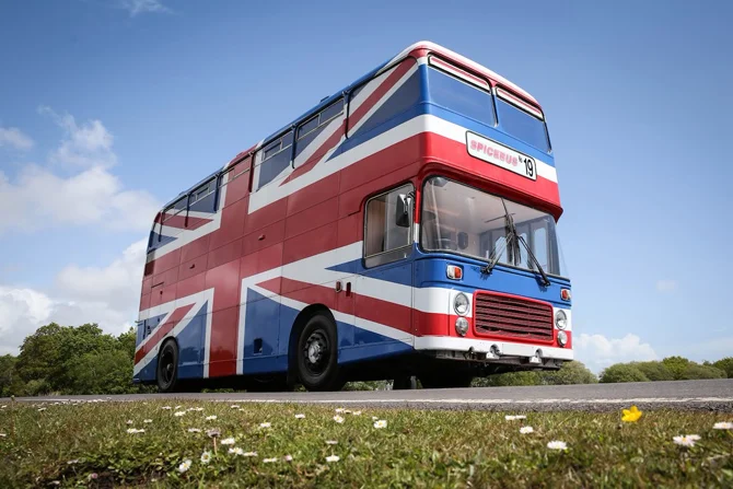 На Airbnb тепер можна орендувати автобус Spice Girls - фото 434129
