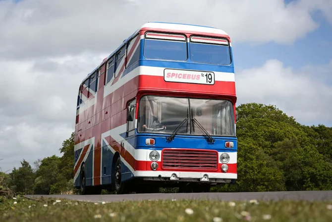 На Airbnb тепер можна орендувати автобус Spice Girls - фото 434130