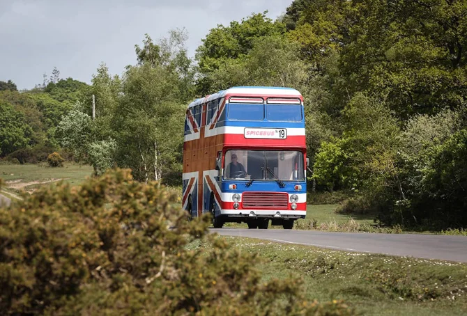 На Airbnb тепер можна орендувати автобус Spice Girls - фото 434136