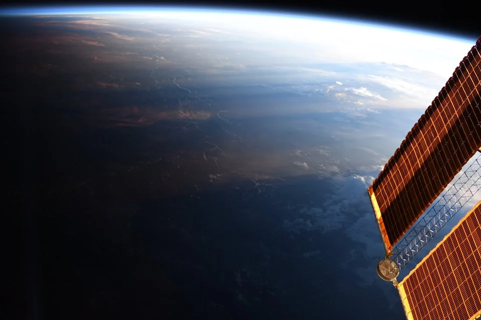 Снимок из космоса: NASA показало, как день переходит в ночь - фото 434495