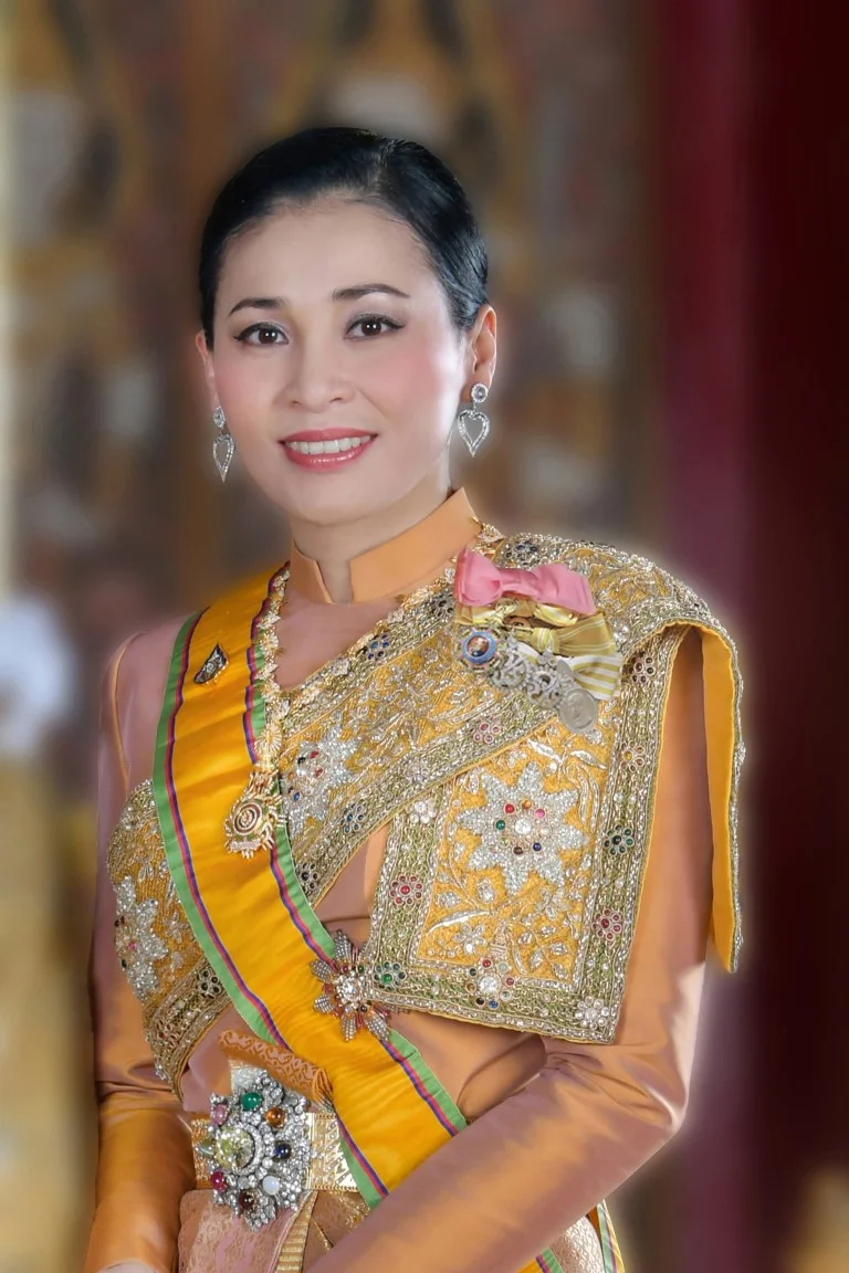 Появились первые официальные фото королевы Таиланда, и они не похожи на портрет Меган - фото 434503