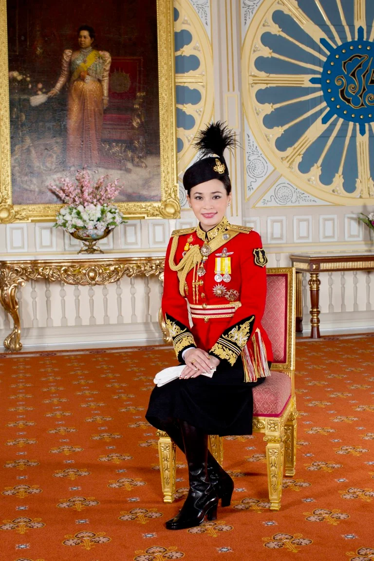 З’явилися перші офіційні фото королеви Таїланду, і вони зовсім не схожі на портрет Меган - фото 434505