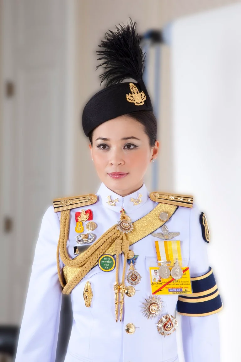 З’явилися перші офіційні фото королеви Таїланду, і вони зовсім не схожі на портрет Меган - фото 434506