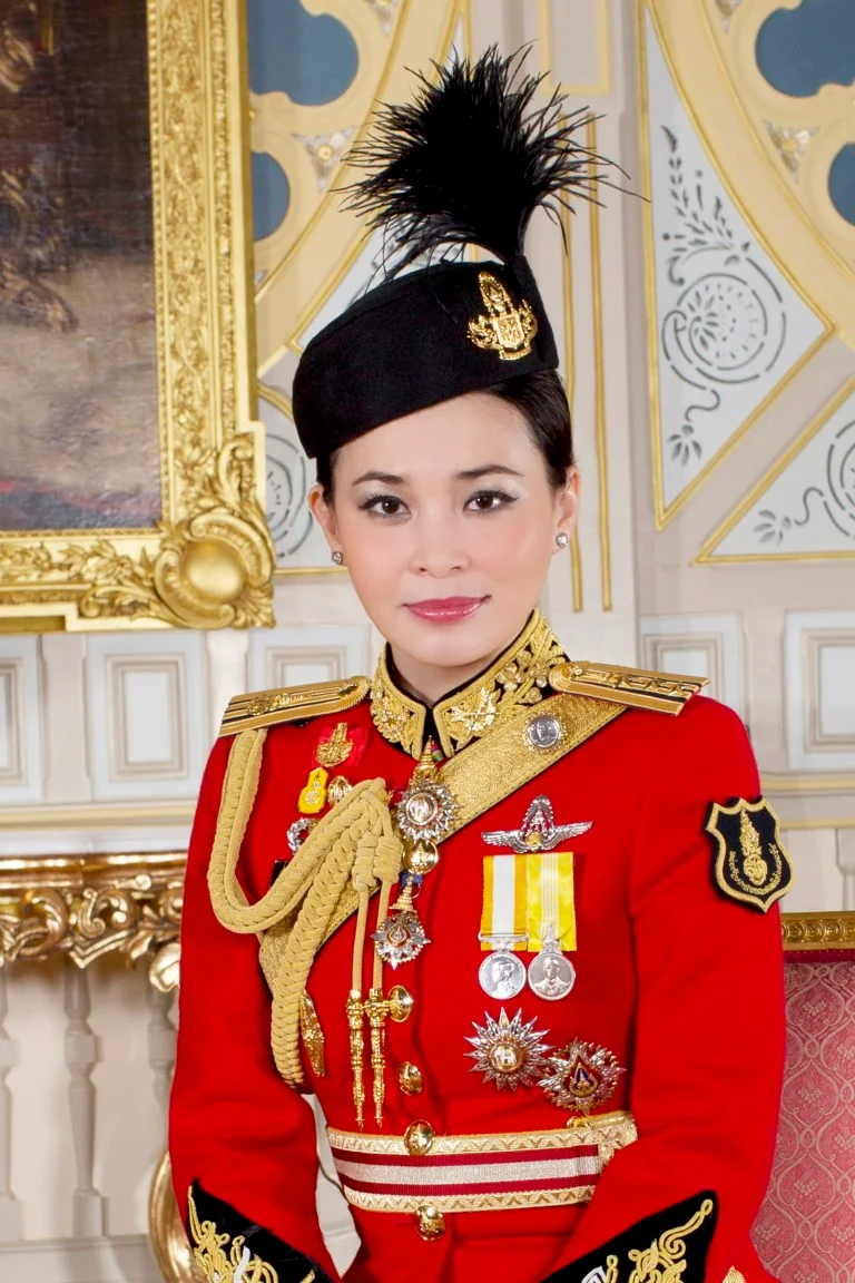 З’явилися перші офіційні фото королеви Таїланду, і вони зовсім не схожі на портрет Меган - фото 434507