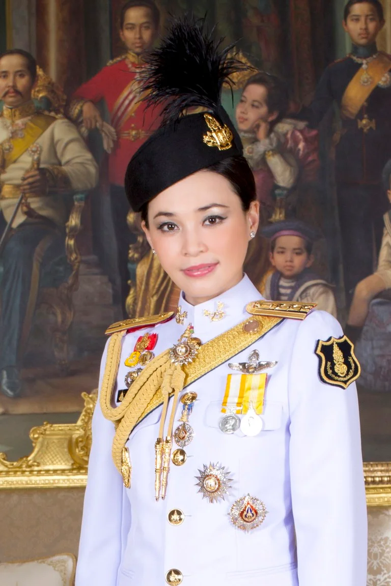 Появились первые официальные фото королевы Таиланда, и они не похожи на портрет Меган - фото 434508
