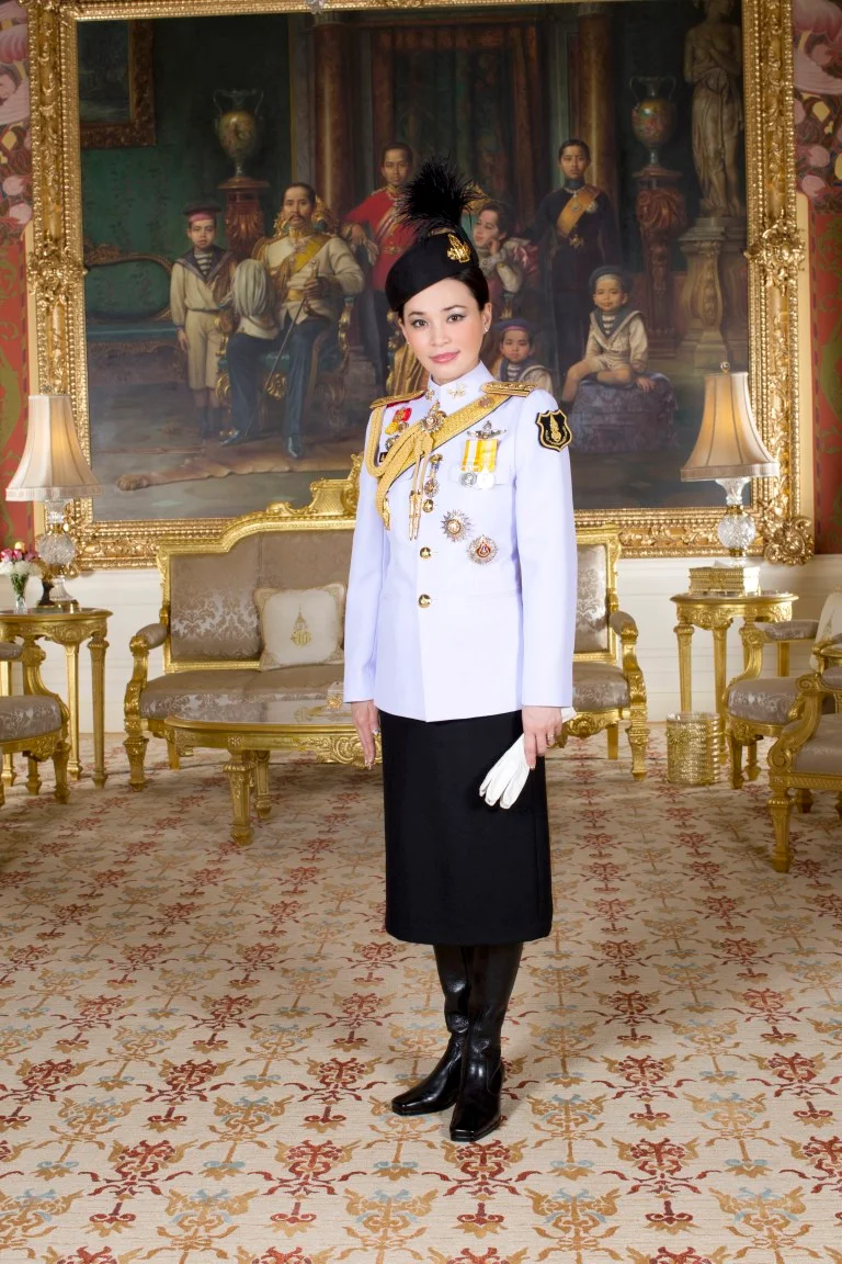Появились первые официальные фото королевы Таиланда, и они не похожи на портрет Меган - фото 434510