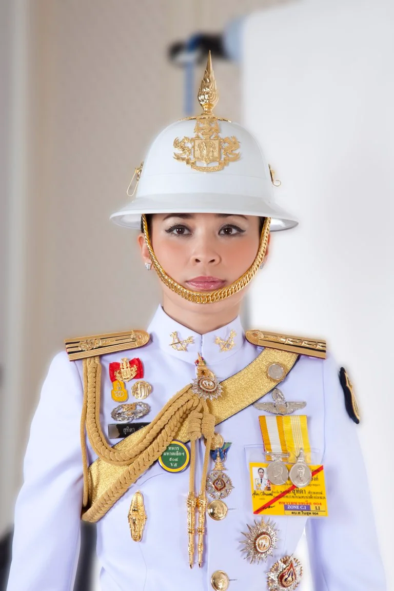 Появились первые официальные фото королевы Таиланда, и они не похожи на портрет Меган - фото 434512