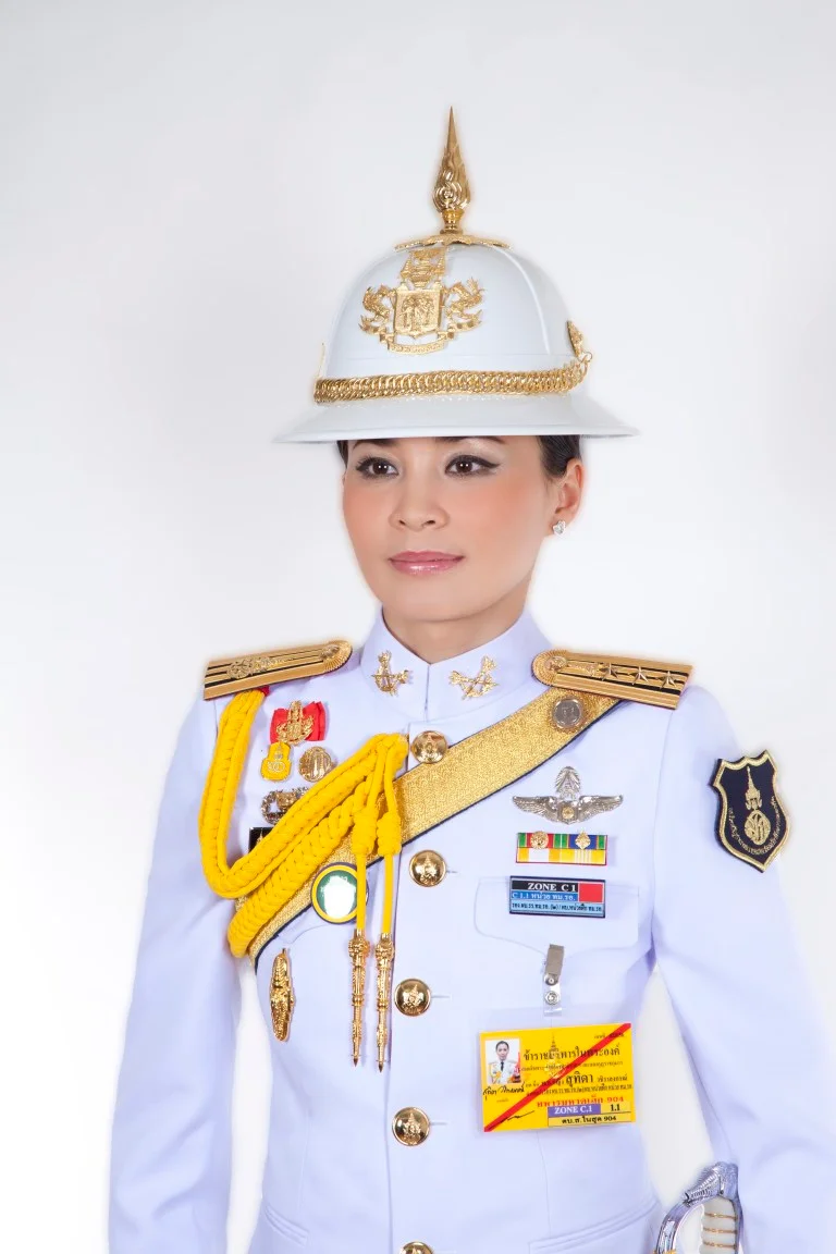 Появились первые официальные фото королевы Таиланда, и они не похожи на портрет Меган - фото 434513